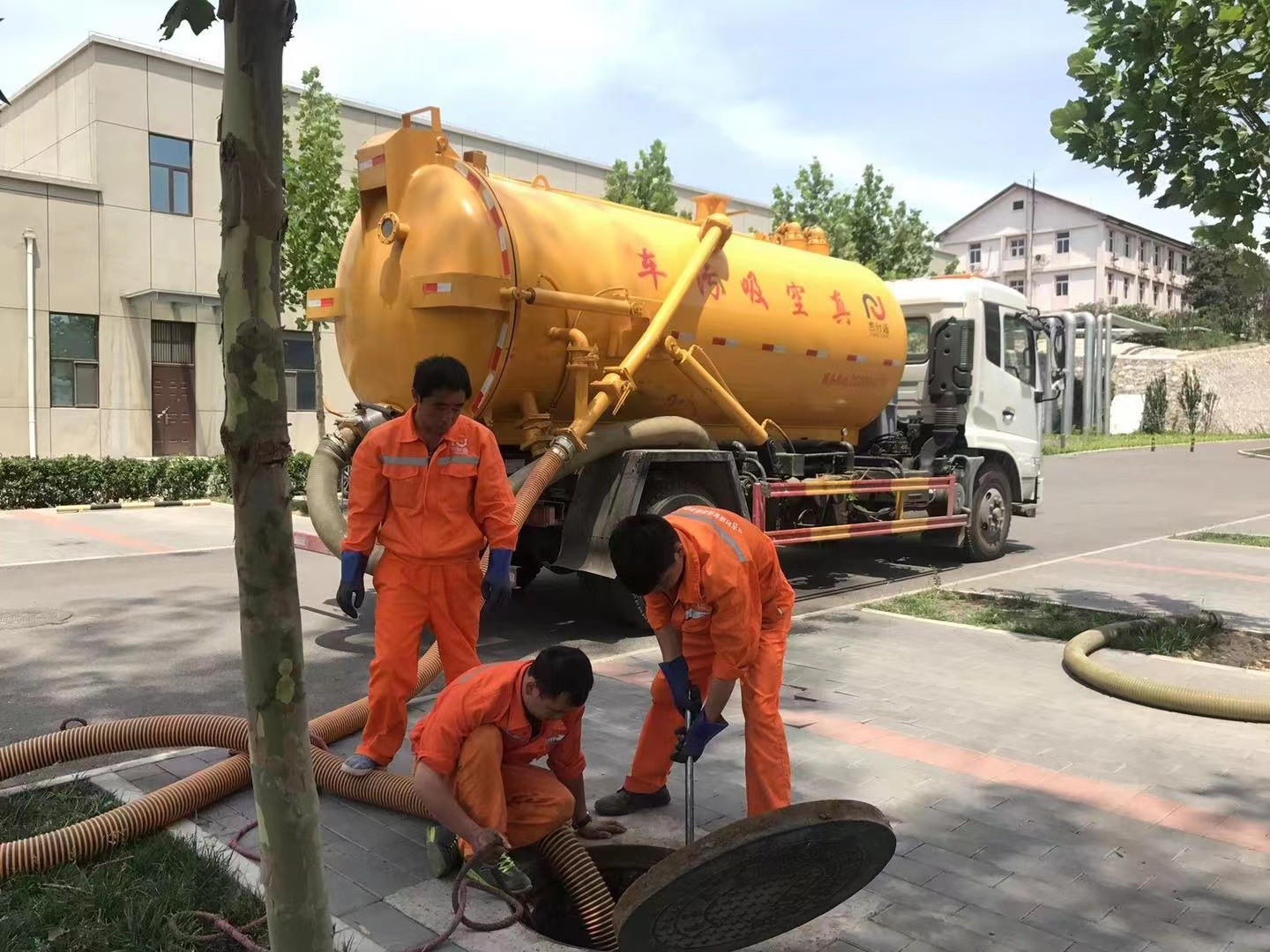 佳木斯化粪池清理与5-8吨吸粪车施工效率分析